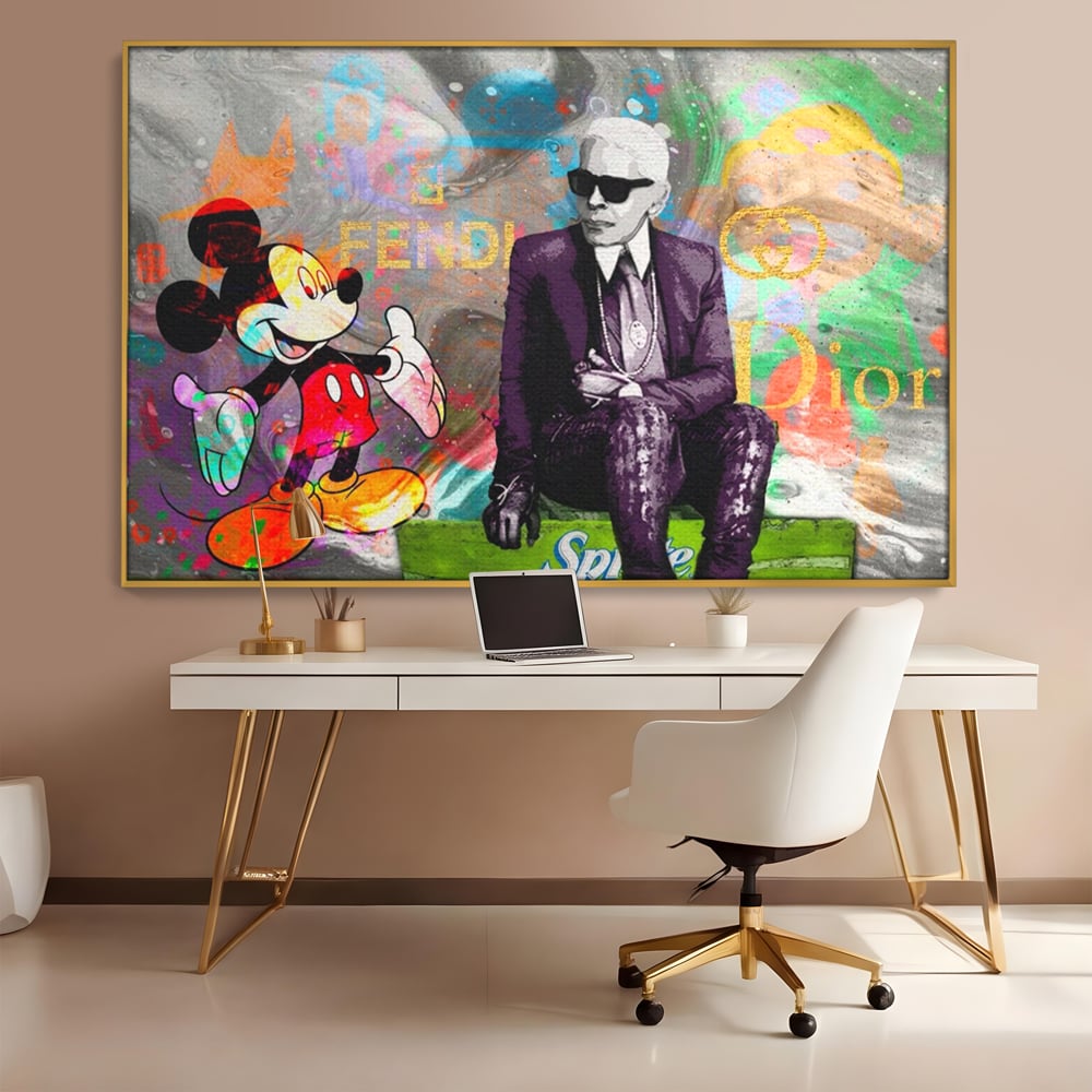 Tablou canvas cu tablou canvas cu mickey mouse si karl lagerfeld, in rama de aluminiu auriu, pe perete intr-un birou